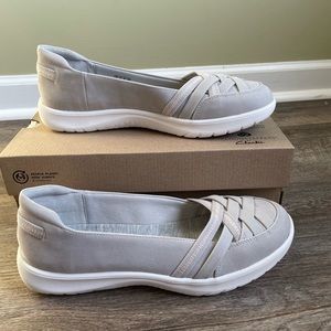 NIB Clark’s Adella Poppy Light Grey